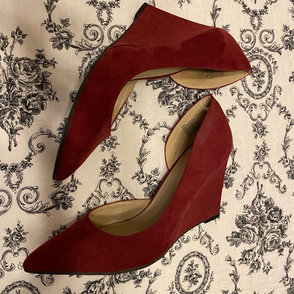 Beautiful wine red suede wedge with 4” heel
